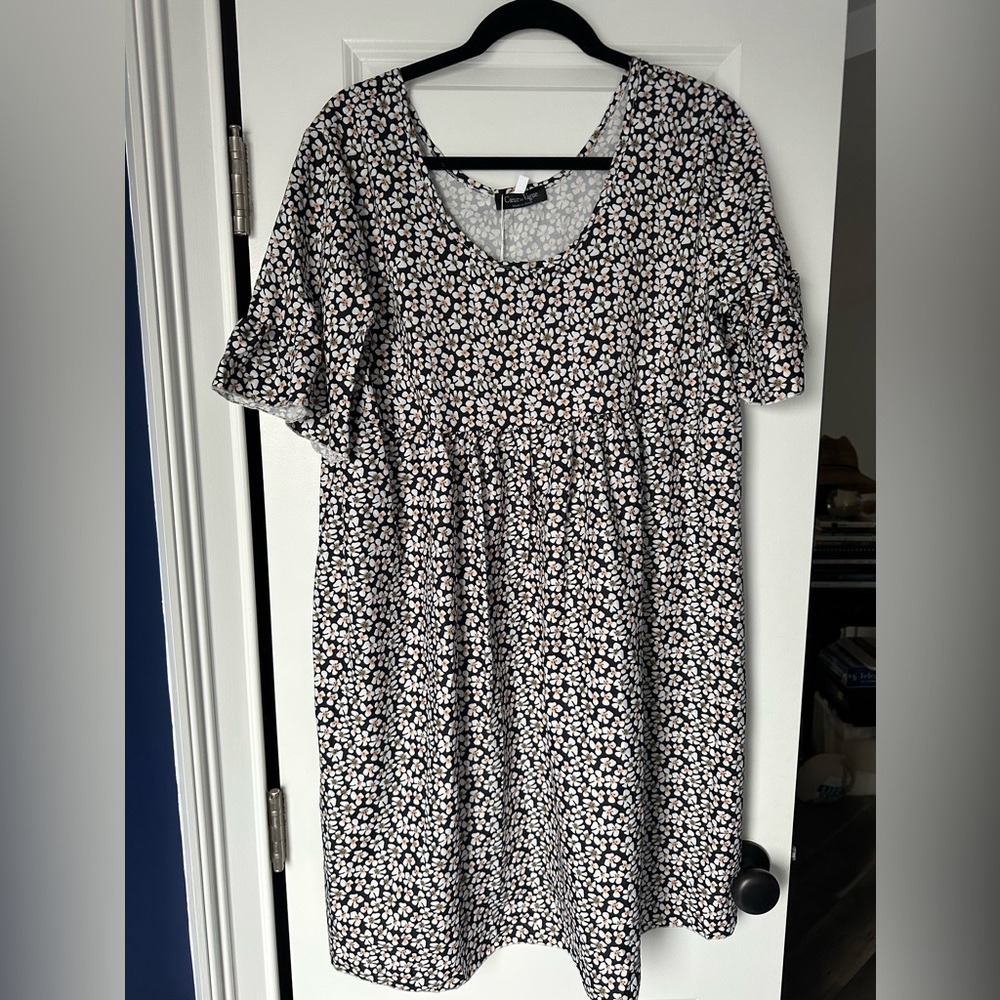 Perfect summer dress with high waist. Pretty floral print.
